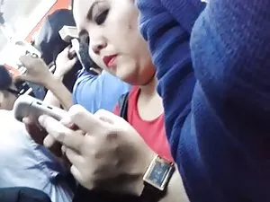 ახალგაზრდა შავგვრემა ...