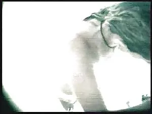 ლამაზი კაცი caresses ...